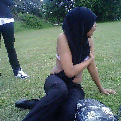 Исламская давалка отсасывает негру одев платок