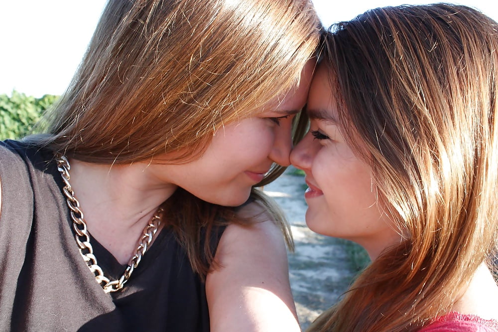 Lesbian Girls Kissing And Fingering Each Other