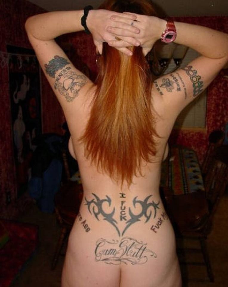 Фото сочной голой бляди с татуировками
