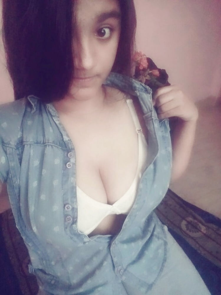 Sex Gallery Busty Indian Selfie Teen Naked Posing And Masturbating