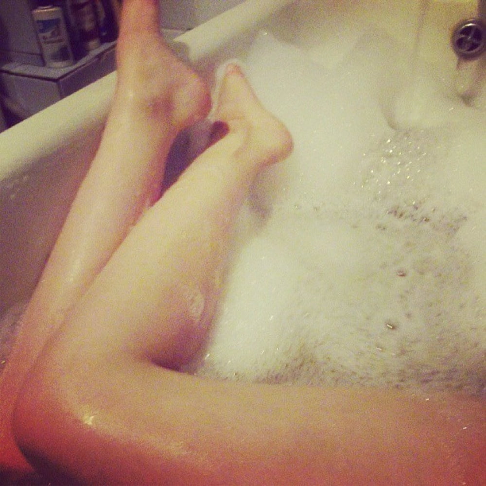 Эротическая фотогалерея от голой блондинки в ванной