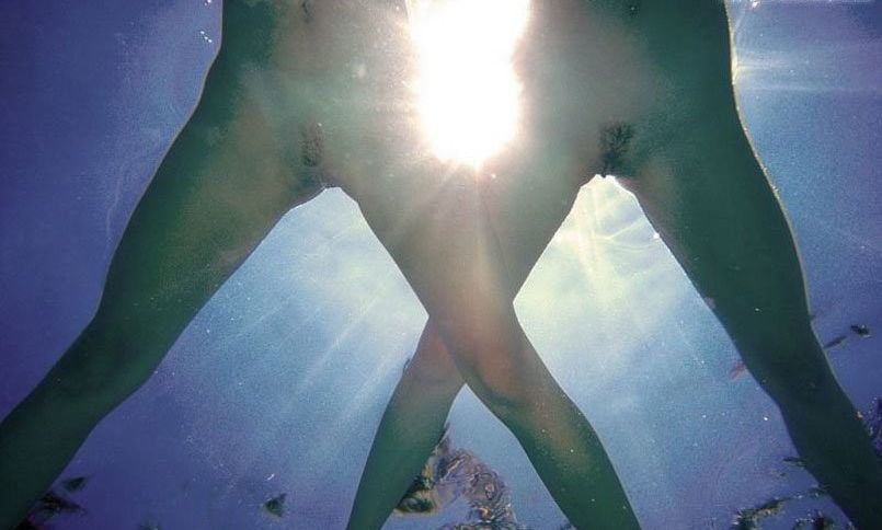 Устраивать порно под водой не очень легко но у типа сильные руки