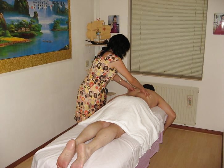 Две азиатки помыли и сделали массаж пожилому мужчине 