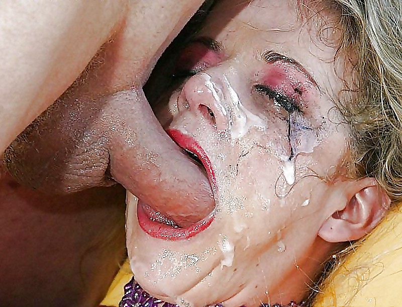 Чернокожий парень во время хардкора заливает лицо молодой девушки своей сладкой спермой