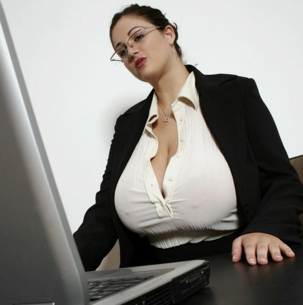 Секси секретарша с большими буфера радевается в офисе 