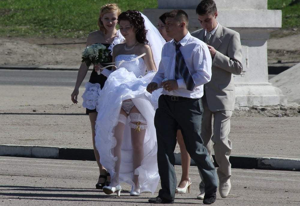 Свидетель на свадьбе трахает в кустах свидетельницу и подружку