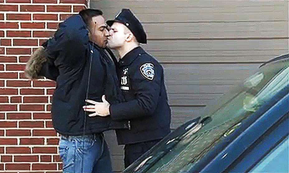 Лысеющий мужик в форме полицейского трахает на улице молодую латинку с повязкой в волосах и кедах
