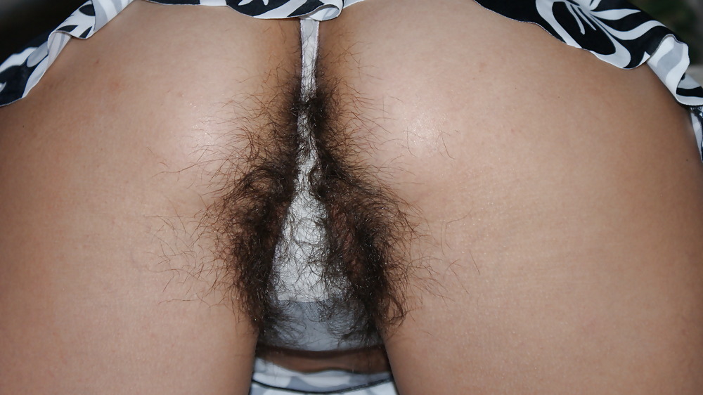Темноволосая мамка в чулках хвастает волосатой вагиной порно фото