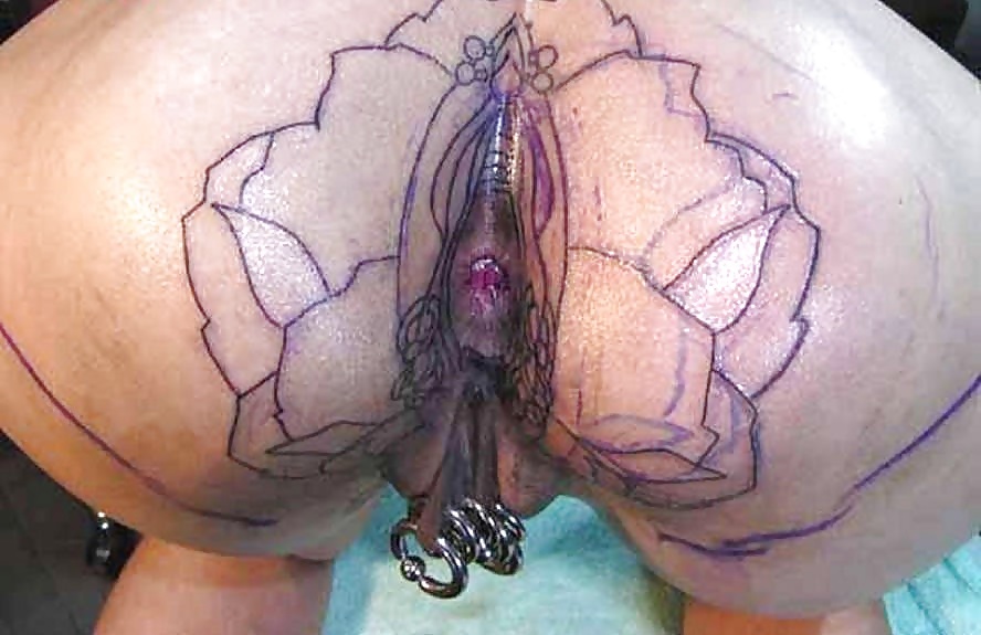 Вокруг ануса татуировка бабочка