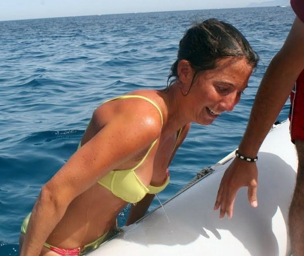 Красивая девушка с забавным загаром попалась на камеру в пляжной кабинке