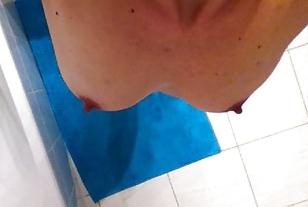 Sex Gallery Elle aime le bain et la douche