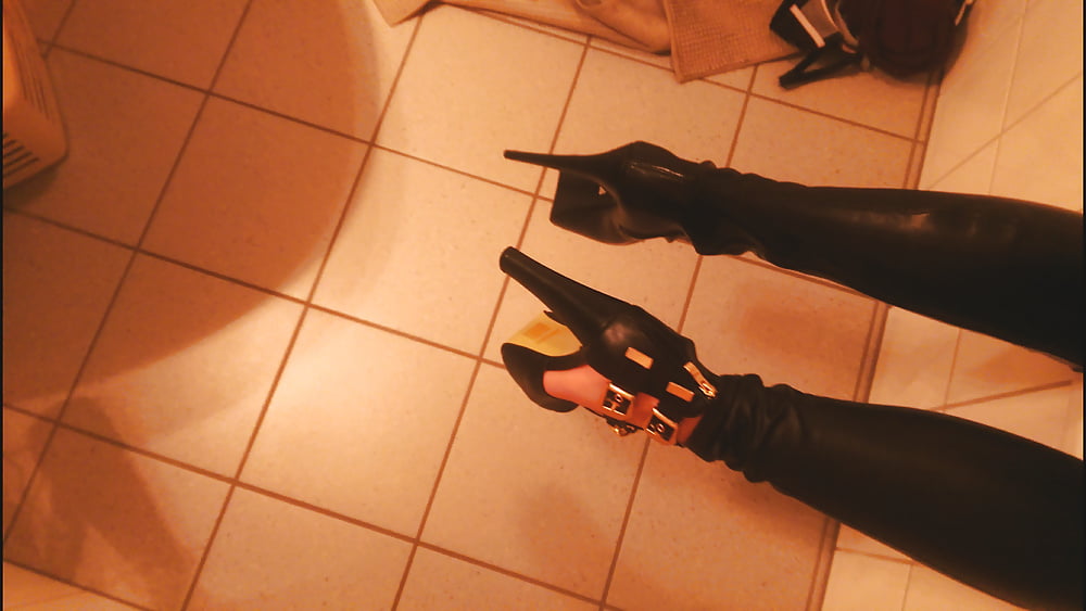 Sex Gallery Welche Schuhe gefallen euch besser ?