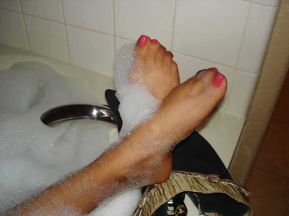 Sex Gallery Nylontoes69 wet and slutty toes for cum.