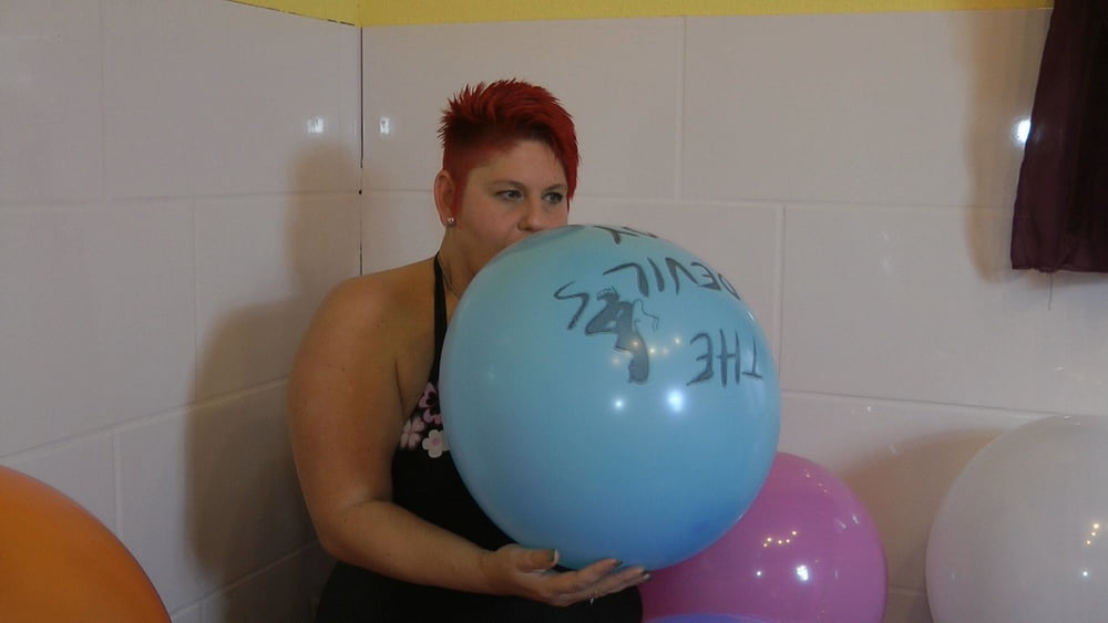 Balloon session in the tub - 15 Photos 