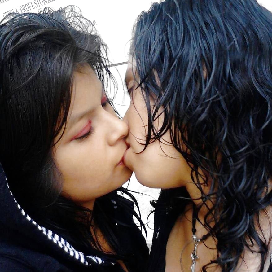 Сестра лизбиянки. Малыши лесбияночки. Узбекские девушки целуются. Цыганские лесбияночки. Армянки целуются.