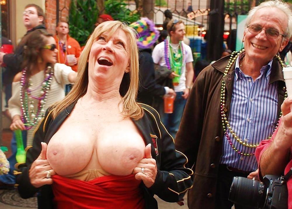 Sex Gallery Flashing girls.
