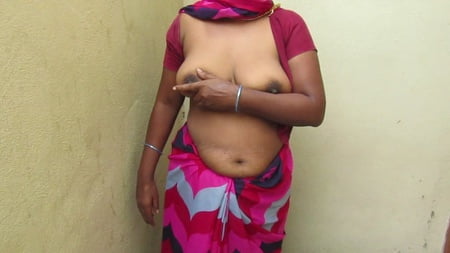 tamil aunty standing to show her boobs very hot         