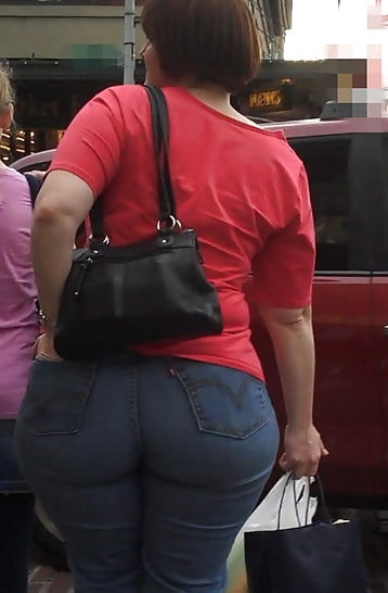 Candid Jeans Booty Walking Again