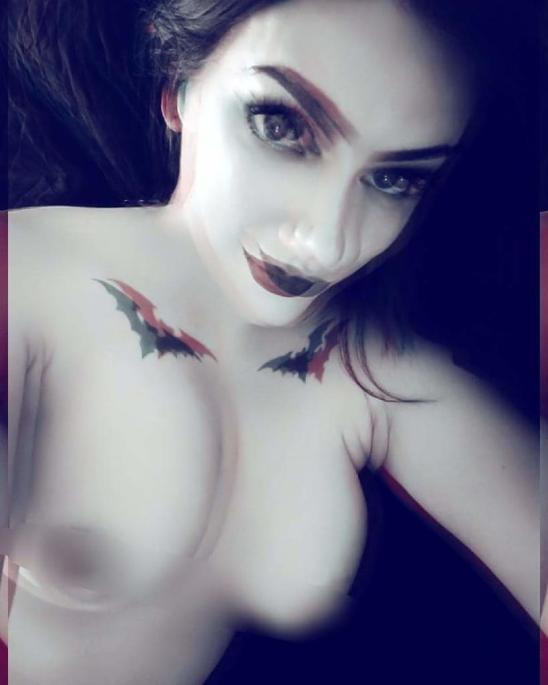Goth chick with bat tattoos - 8 Photos 