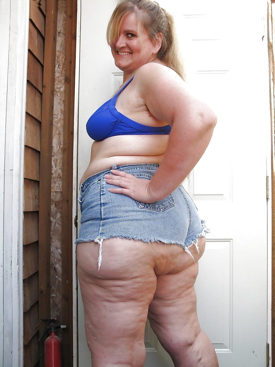 Fat girl in short shorts