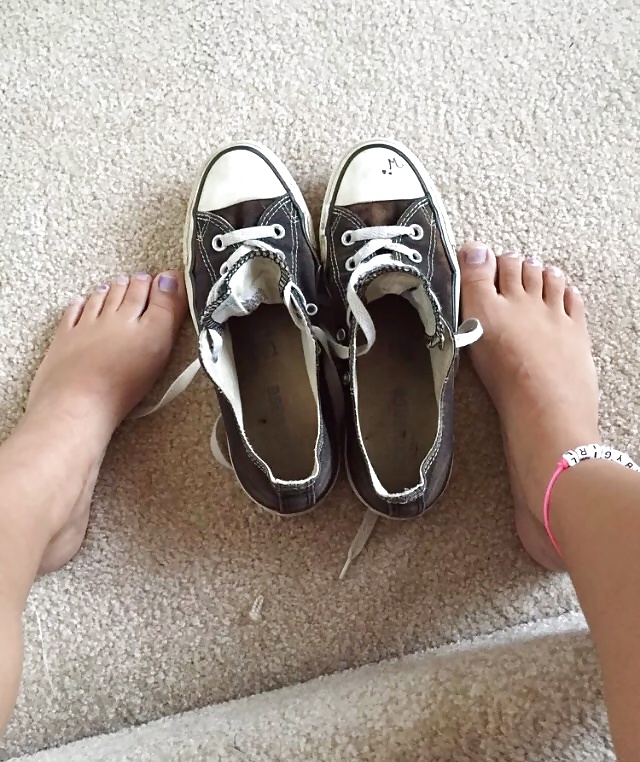 Sex Gallery Cute Teen shows her feet & converse