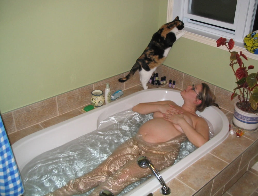 Amateur Pregnant Babe in the Bath - 15 Photos 