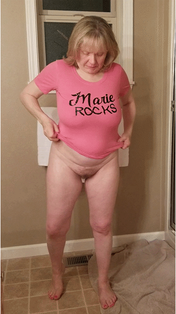Hot grandmother sprays her pussy and gets off GIFs #20