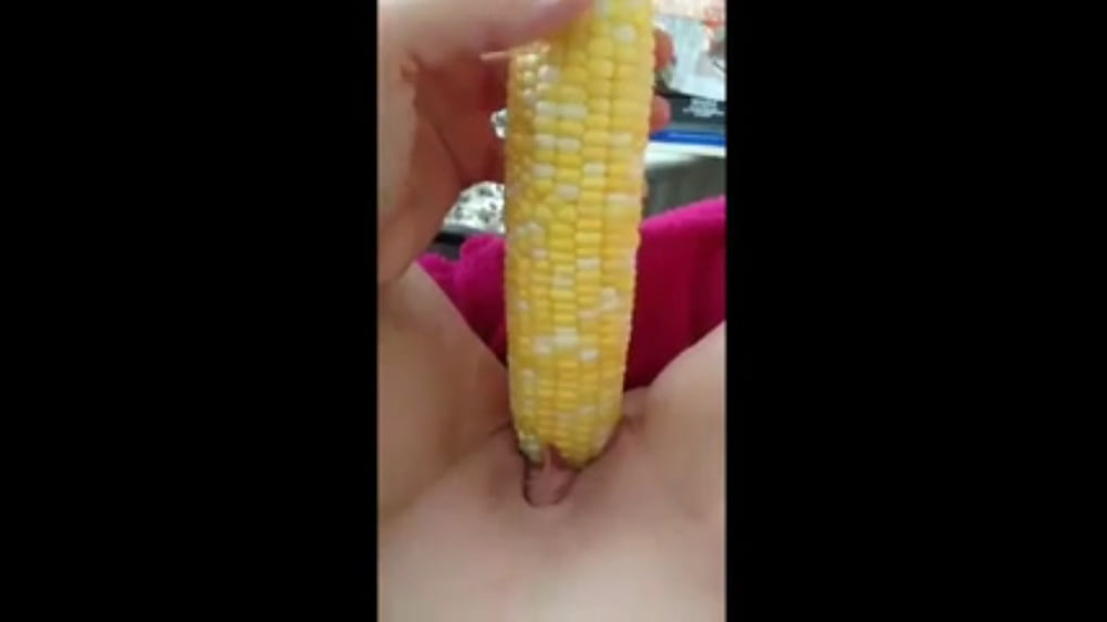 Danielle Sticks A Corn Cob In Her Pussy Lynxxx XXX Porn TGP