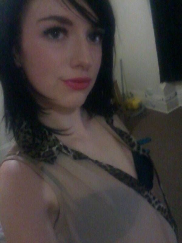 Sex Gallery my mate sister !! off her macbook pro