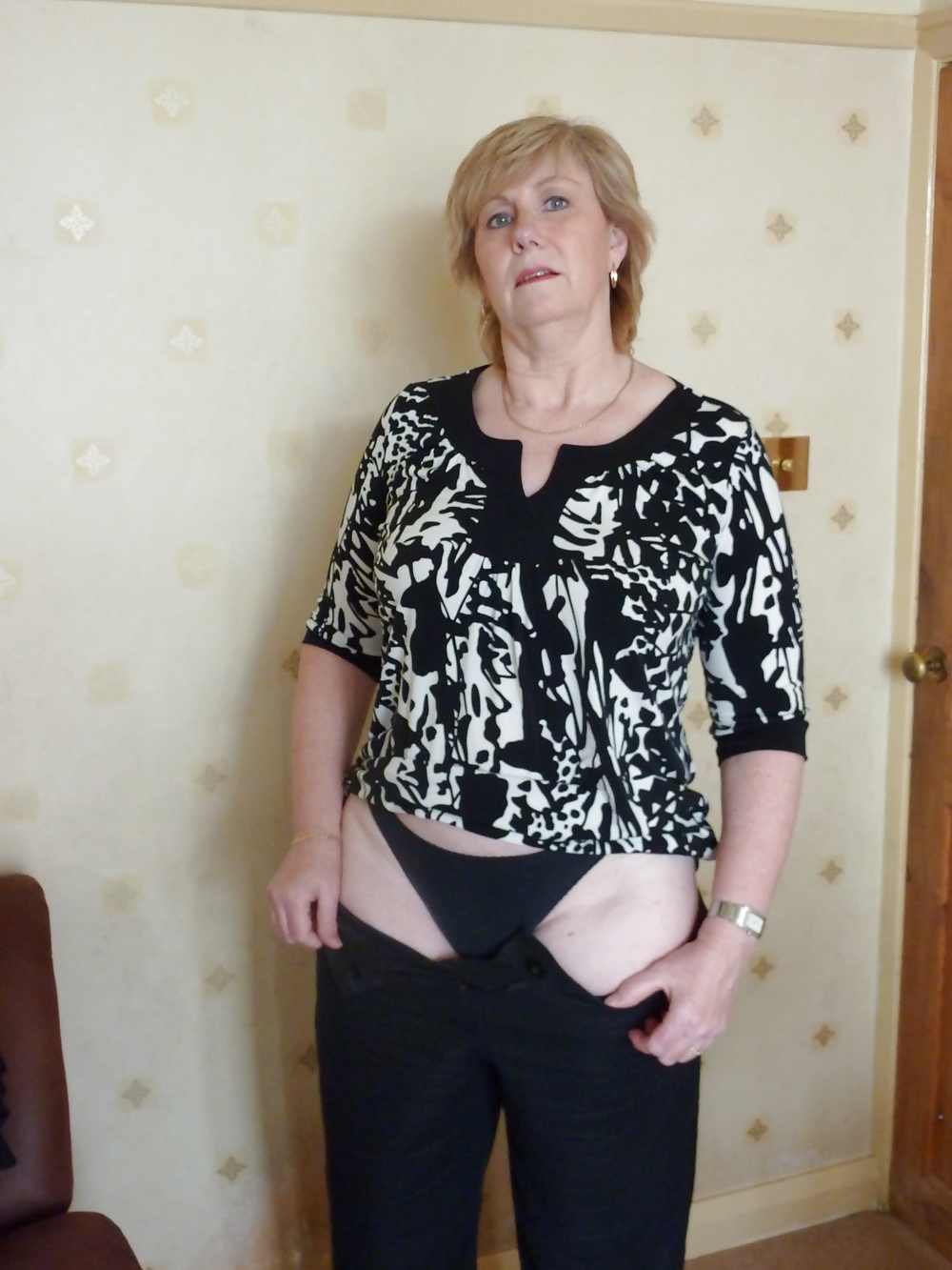 Sex Gallery mature milf strips