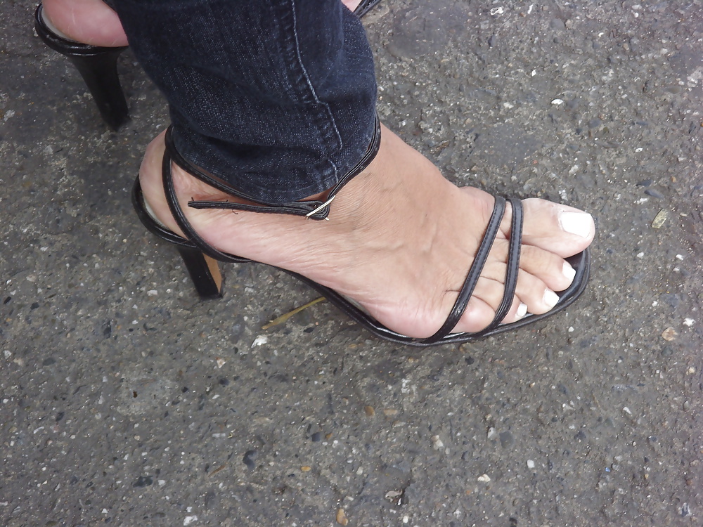 Sex Gallery The sexy sandals and feet of  my neighbor