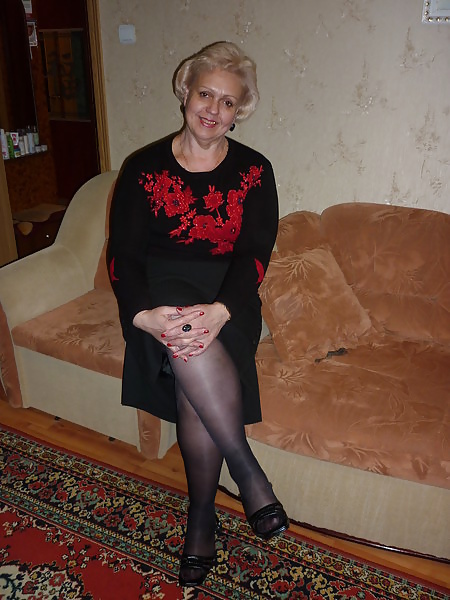 Sex Gallery Russian mature woman, legs in stockings! Amateur!