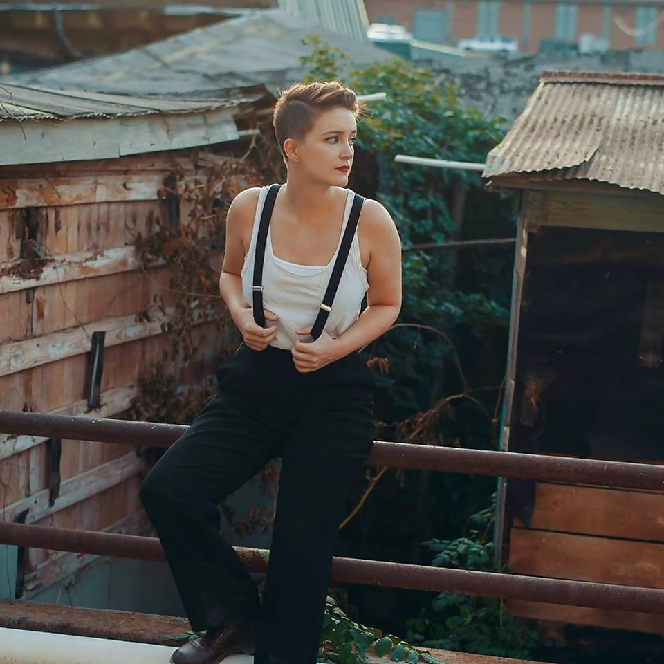 Sex Gallery Facebook short haired hotties P3