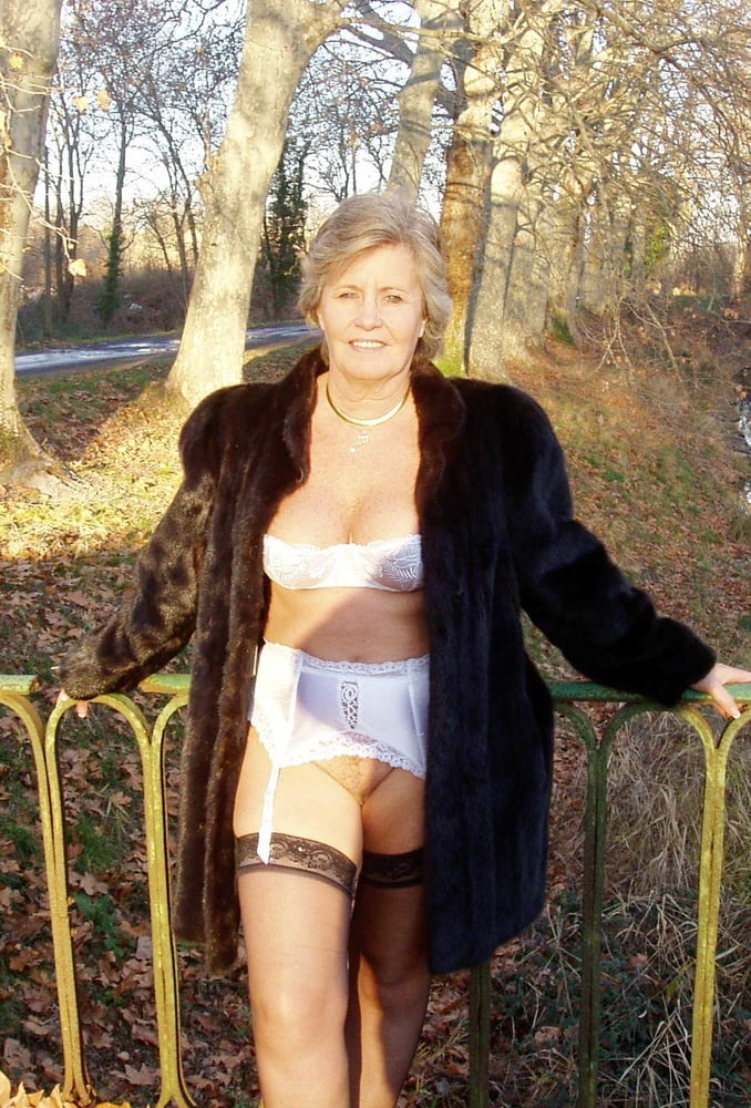 Amateur mature spreading nicely - 20 Photos 