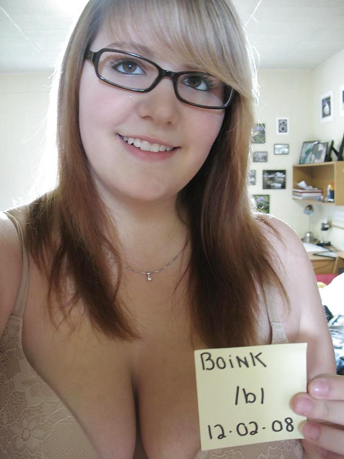 Sex Gallery BUSTY BRUNETTE SELFSHOOTER