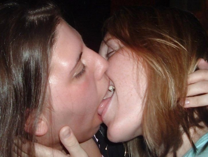Sex Gallery Girl Kissing girl 01