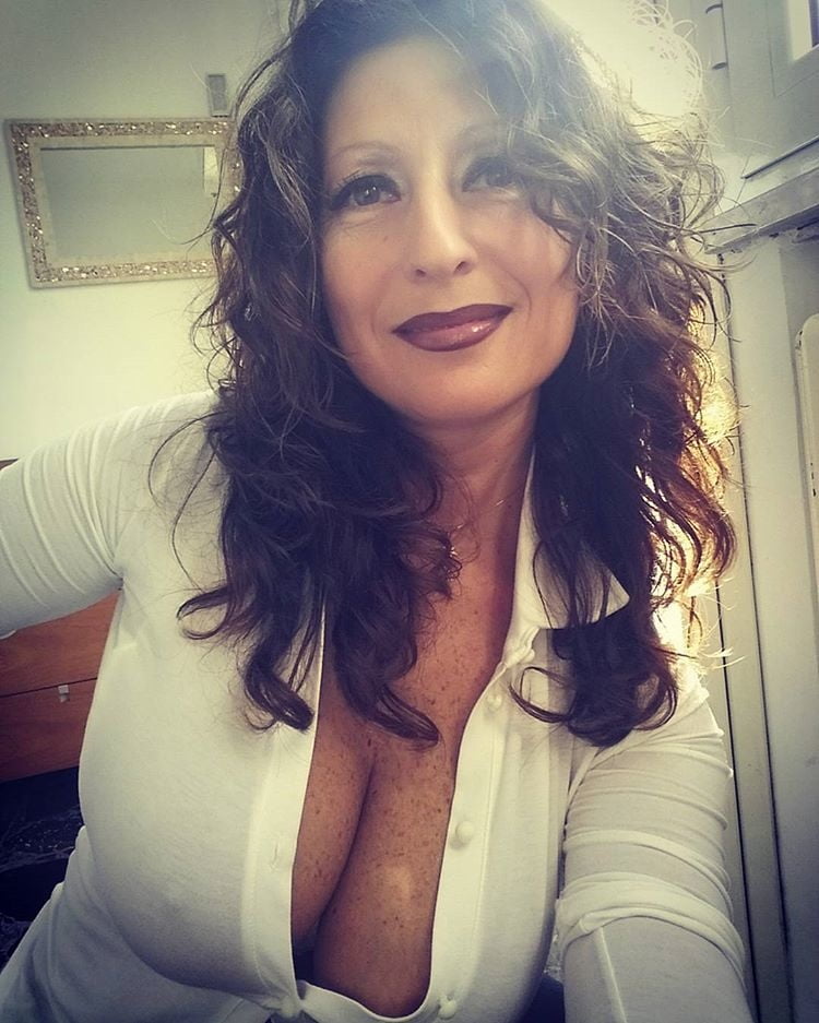 Hot busty Wife - 70 Photos 