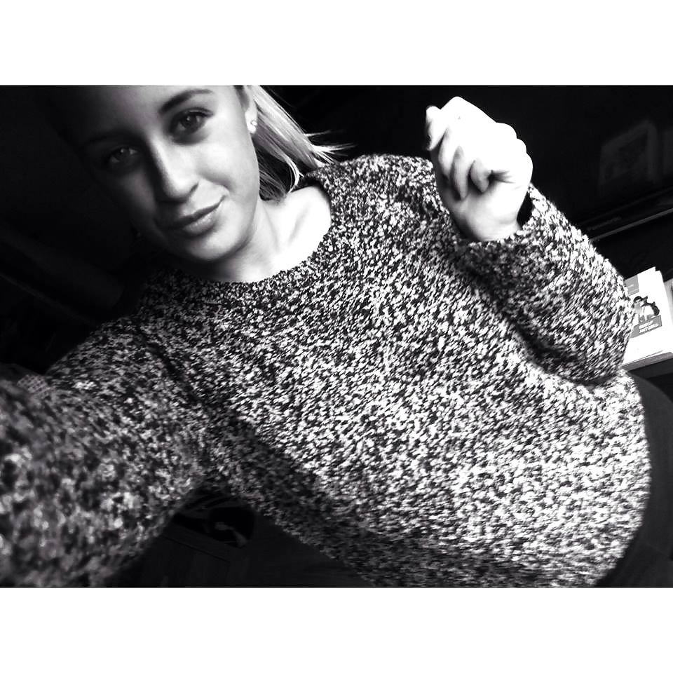 Sex Gallery Kleines dauergeiles Luder, wird bald hart gefickt!!