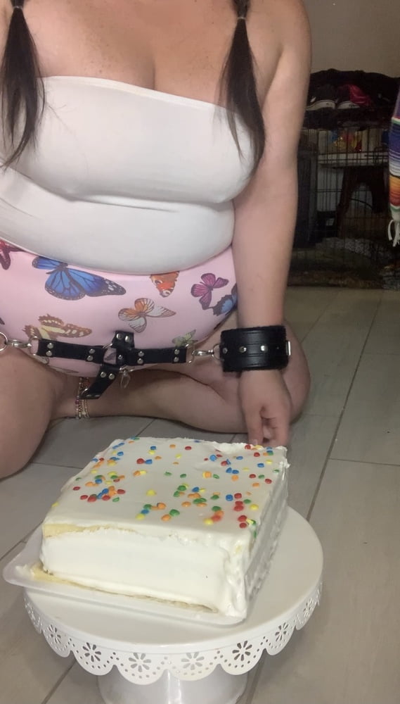 Fat belly bbw makes mess with cake - 18 Photos 