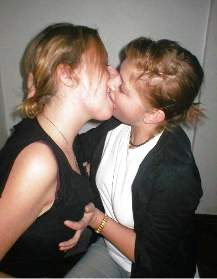 Sex Gallery girls kissing girls