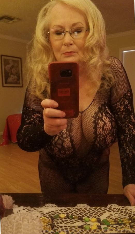 Mature Ladies Cleavage (NoN Nude) 08 - 100 Photos 