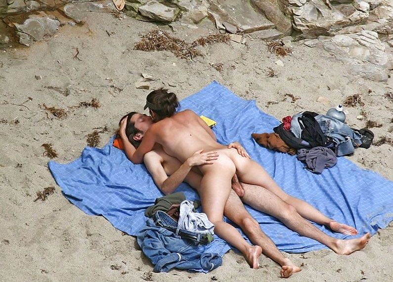 Sex Gallery nudists on the beach