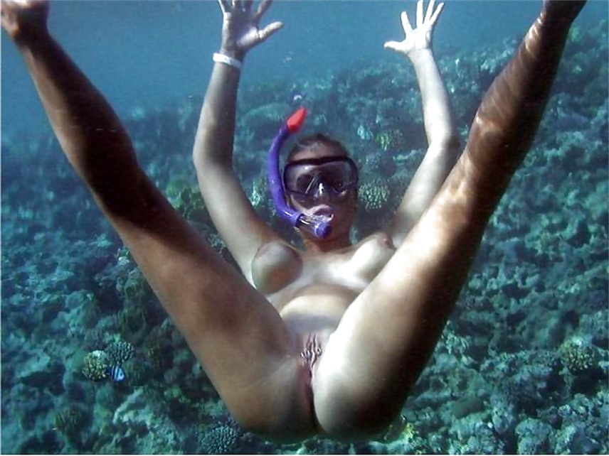 Erotic Underwater - Nude woman underwater pussy. 