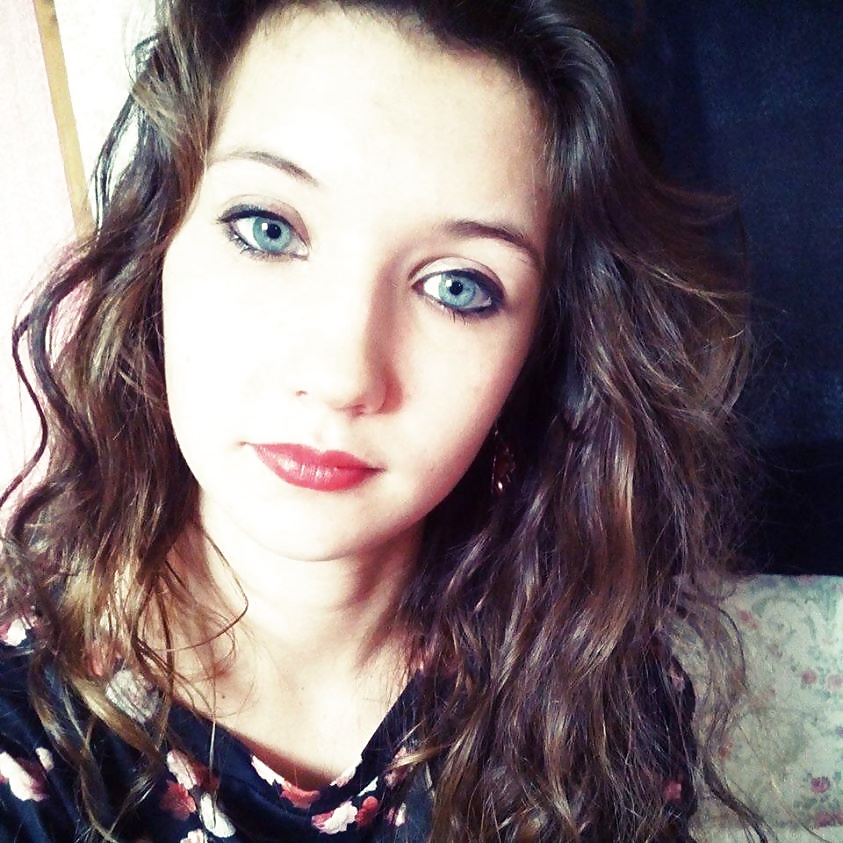 Sex Gallery Mention Speciale: Depucelee par tous les trous