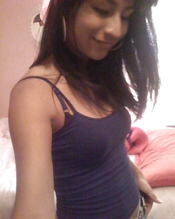 Sex Gallery Indian Teen NRI Selfshot on Bed Desi