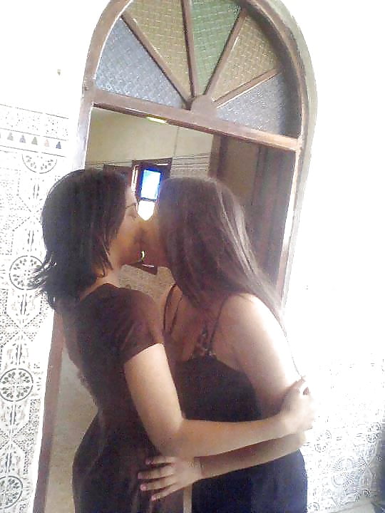 Sex Gallery Arab Kissing 03