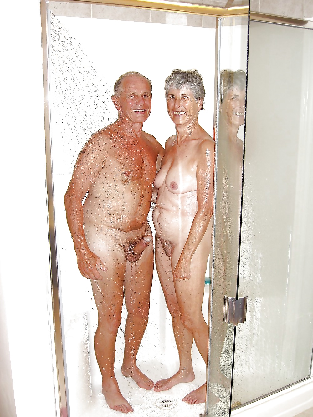 Nude old people kissing — pic 11