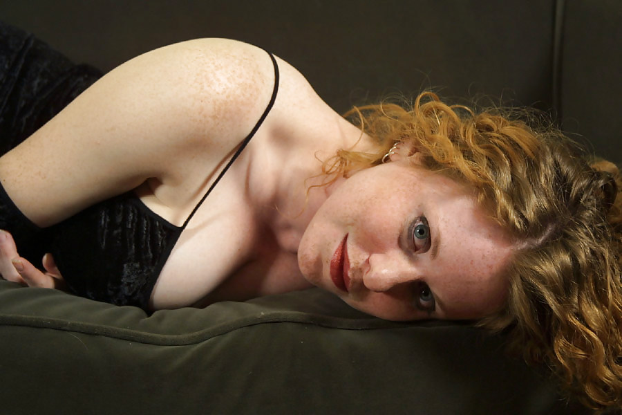 Sex Gallery Kira Redhead Amateur In Shows Off Velvet Dress