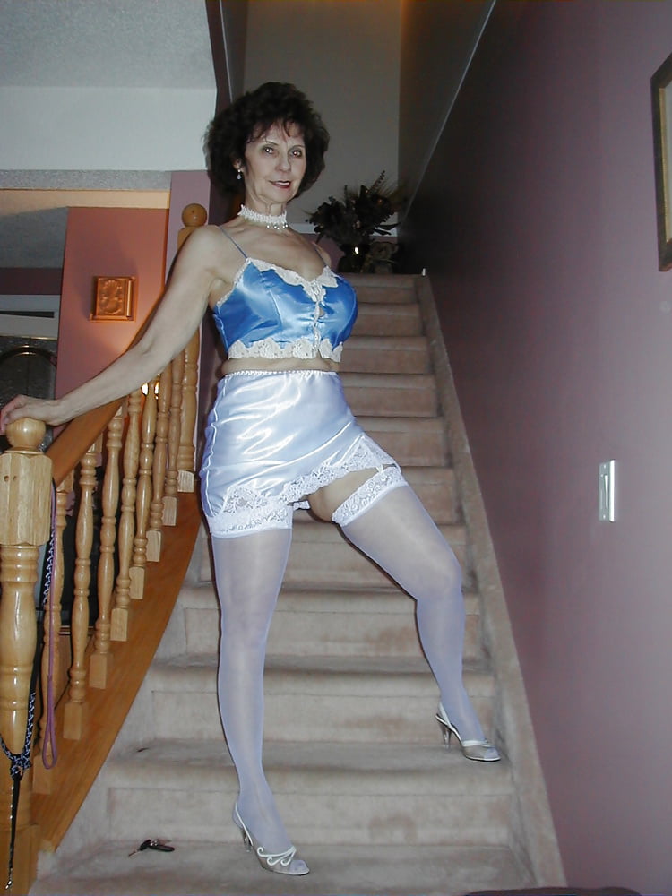 My Aunt in Blue & White - 31 Photos 