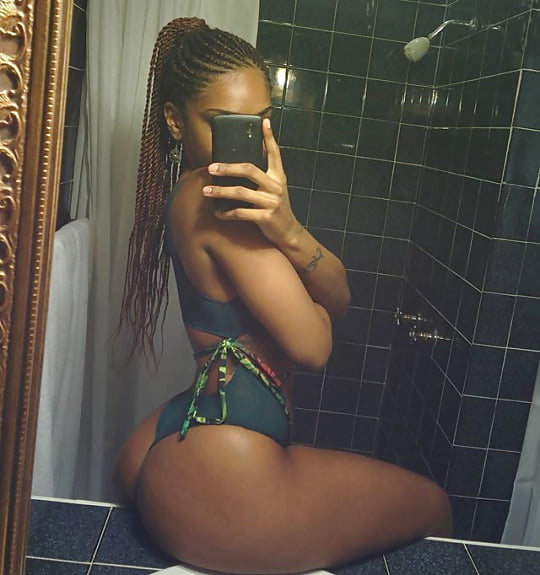 Sex Gallery Black Beauty Selfies in Swimsuits
